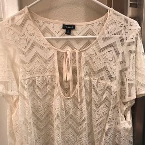 Beautiful ivory/cream Torrid top.